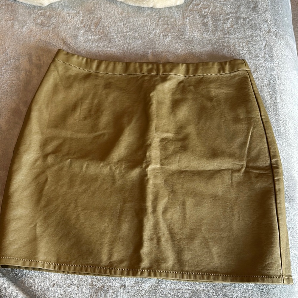 Forever 21 women’s faux leather mini skirt never worn